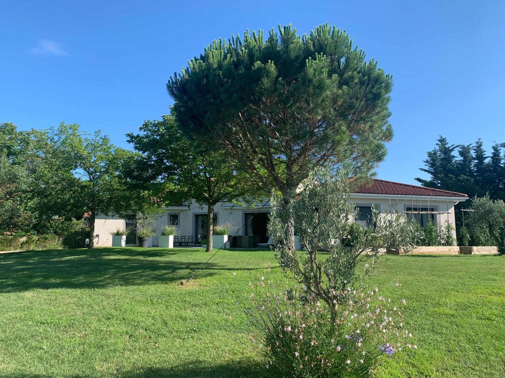 Le Clos Du Pontet Orlienas Bagian luar foto